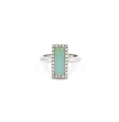Ring aus 18k Weißgold mit einer wassergrünen Jade und Diamantkontur