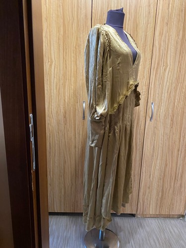 VESTIDO PLISADO MADRE PERLA TERCIOPELO DORADO FELPA MEZCLA SEDA OLIVIA-UK 10 - Imagen 5 de 13