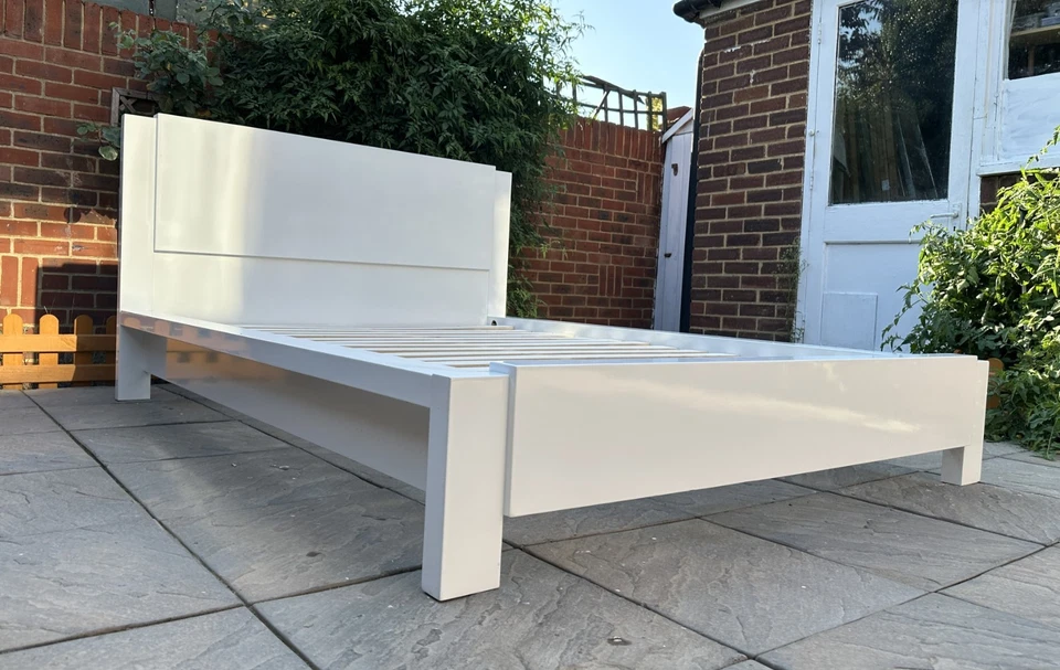 Lovely Julian Bowen Modern High Gloss 4ft6 Double Size Bed Frame –– Superb Condi - Image 2 of 4