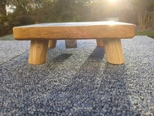 Ręcznie malowany ręcznie wykonany drewniany 4-nożny kwadratowy stojak na rośliny lub bardzo niski stołek