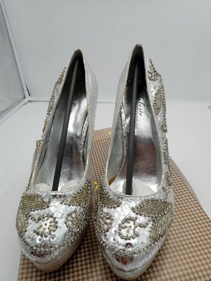 Zapatos de salón de noche Celeste plateados metálicos diseño de pedrería y cuentas talla 6,8 y 9 M Foto 4 de 4