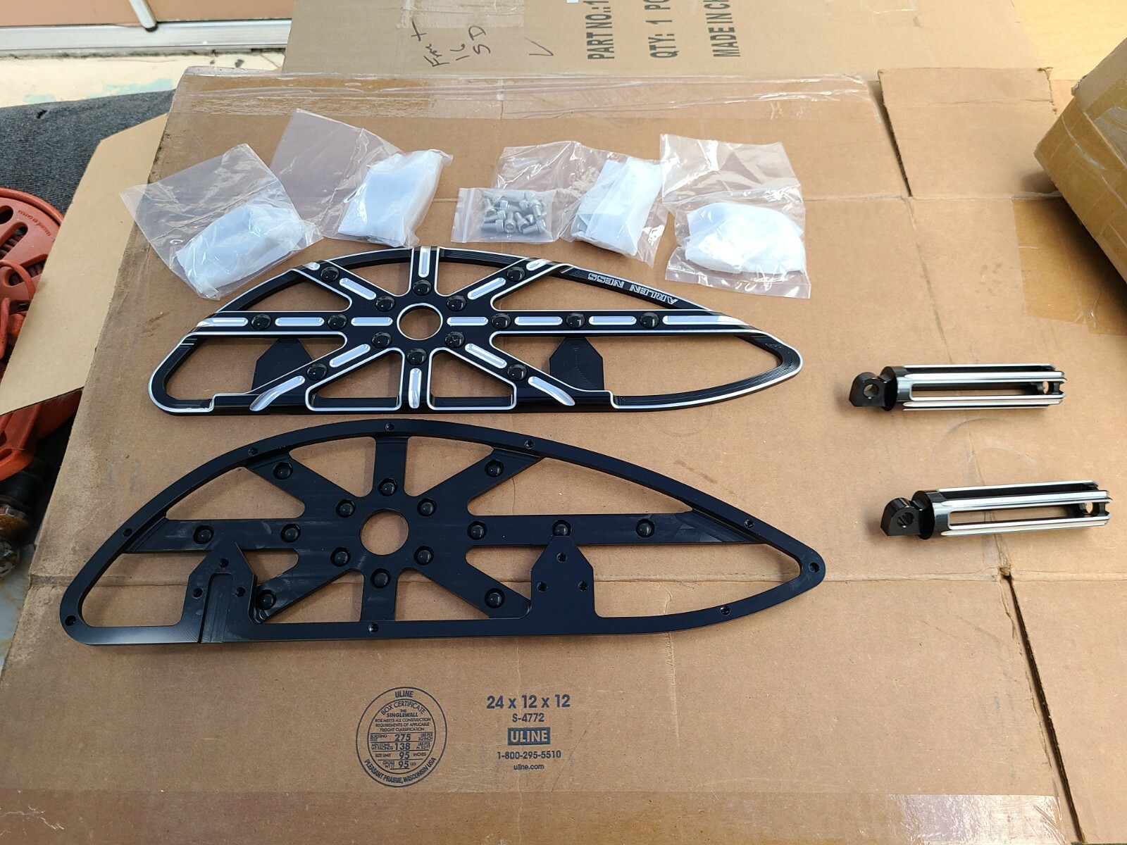 CUSTOM DRIVER AND PASSENGER PEGS FLOORBOARDS HARLEY BAGGER, FLH/FLT