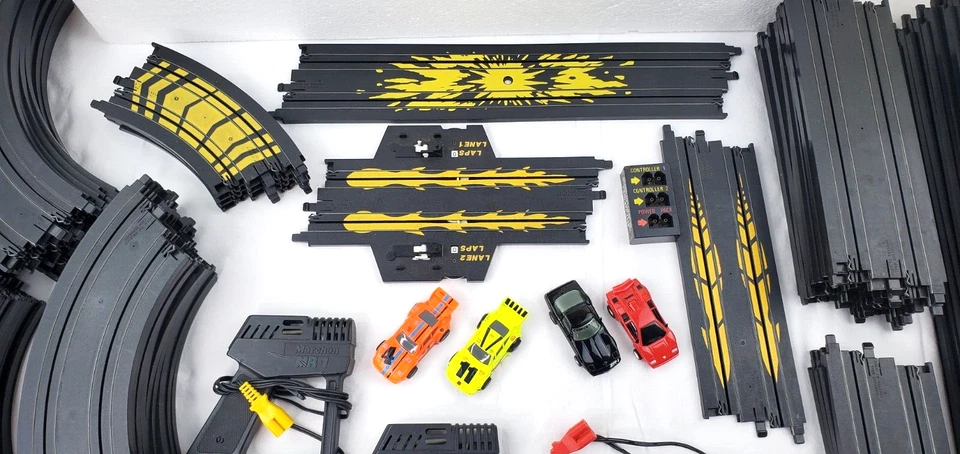 Lote de 55 pies de pista de carreras/4 coches/controladores/potencia/conteo de vueltas de colección Marchon Foto 2 de 4