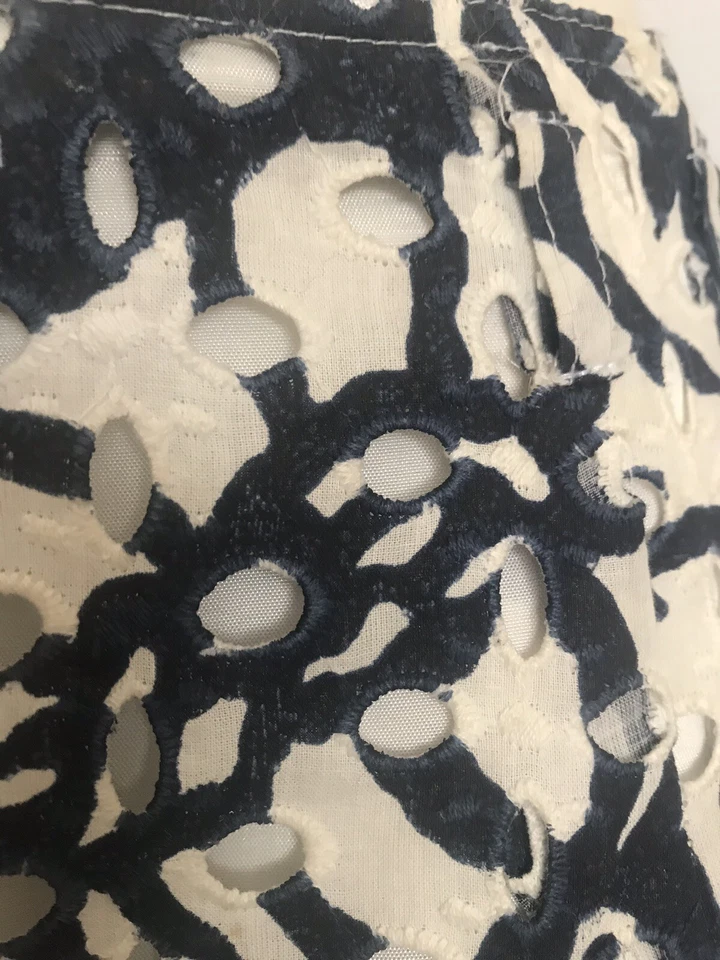 Falda Cynthia Steffe 4 línea A estampado blanco y azul con forro blanco Foto 2 de 4