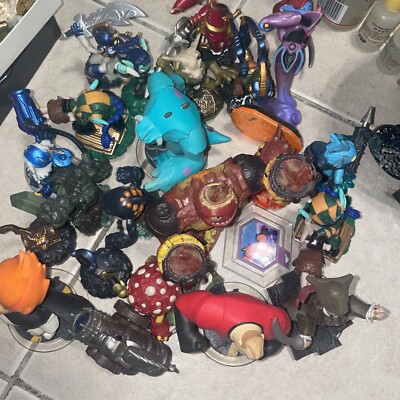 22- SKYLANDERS 22FIGURE LOT Mixed See Pictures