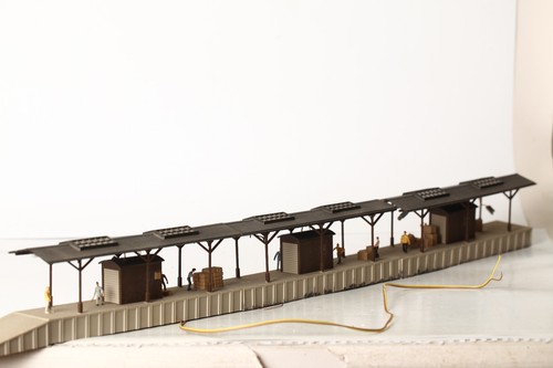 Vollmer H0 andén cubierto con figuras y casitas aprox 72 cm de largo (353724) | Condition: Gebraucht