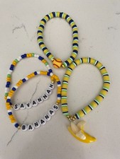 Juego de 4 brazaletes Savannah Bananas para mujer - dije de béisbol amarillo - dije de plátano