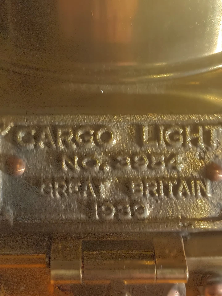 Juego de dos linternas de latón y vidrio de la Segunda Guerra Mundial Foto 2 de 4