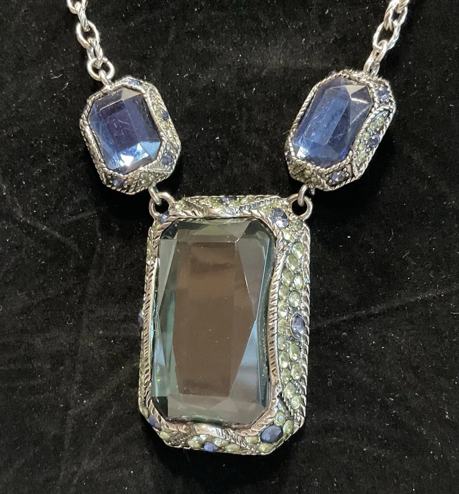 Cadena tono plata Chico’s con collar de gemas verdes y azules #1085 Foto 3 de 4