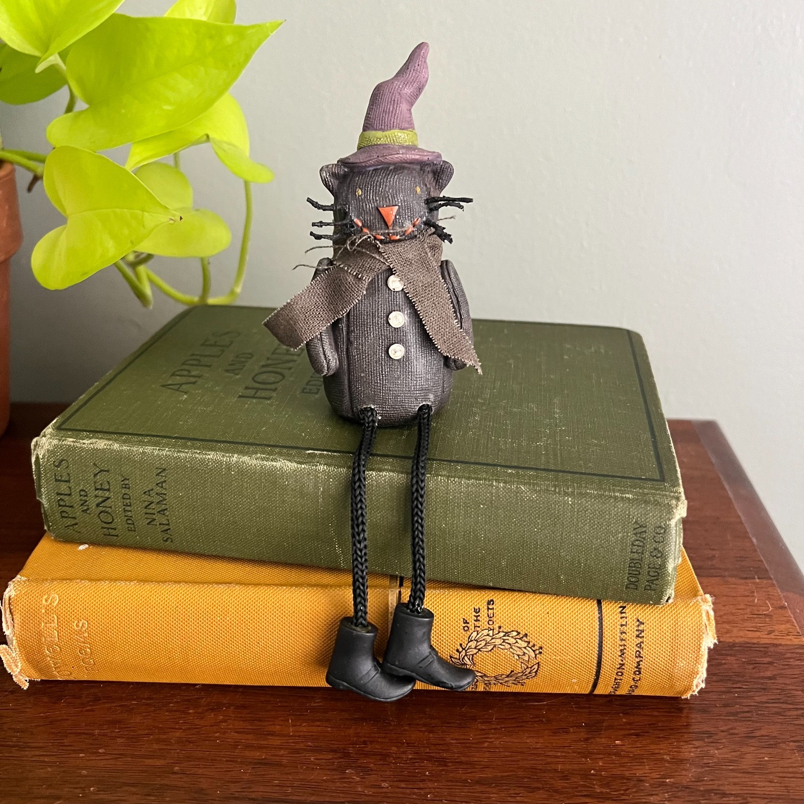 Primitive Halloween Cat Shelf Sitter Witch Hat Dangling Legs Folk Art Decor 4.5