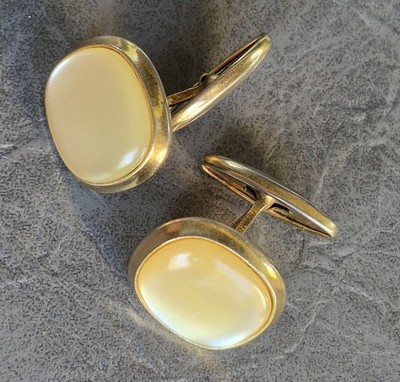 Manschettenknöpfe goldfarbenes Metall mit champagnerfarbenem Cabochon vintage