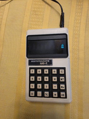 Calculatrice Vintage Commodore 797D - Japan - Collection - Testée Fonctionne