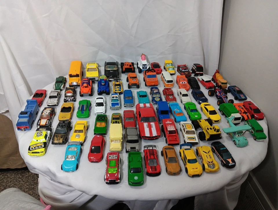 Enorme Lote Suelto Mixto de Varios Coches Sin Hot Wheels Lote De 67 Foto 2 de 4
