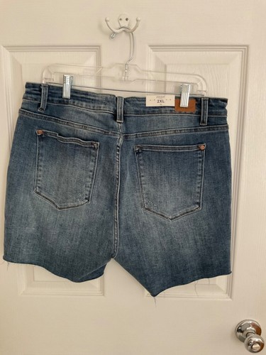Judy Blue Women’s Sz 2XL Medium Wash Denim Jean Mid Rise Stretchy Shorts NEW - Picture 2 of 7