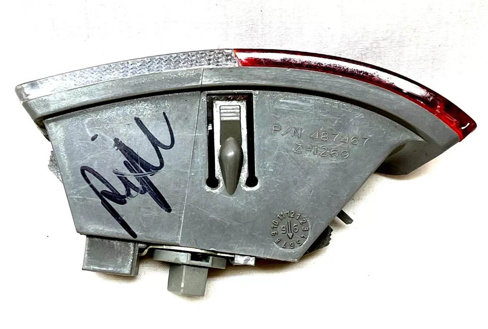 Luz marcadora reflectora panel puerta trasera izquierda Buick Park Avenue 97-05 OEM, S69 Foto 4 de 4