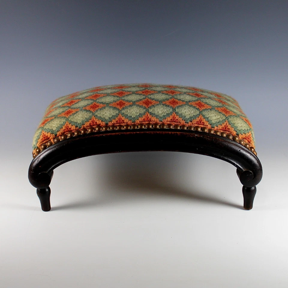 Antiguo reposapiés francés tallado en nogal / tapicería original otomana Foto 2 de 4