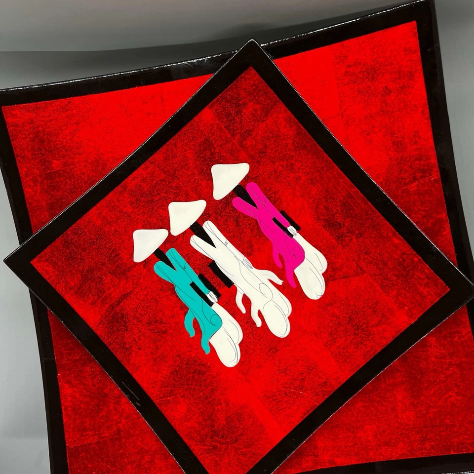 VIETNAMITA Juego De 2 PLATOS DECORATIVOS CURVOS LACADOS ROJOS 3 MUJERES CON LIBROS USADOS EN EXCELENTE ESTADO Foto 4 de 4