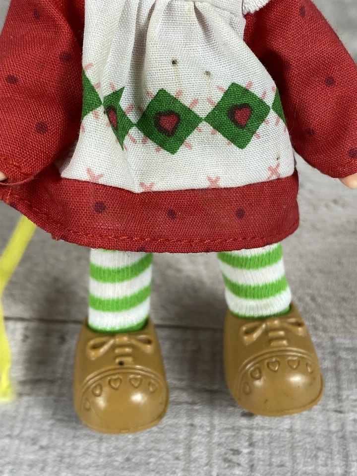 Boneca Kenner Shortcake Vintage 1979 Morango com Roupas e Sapatos - Imagem 4 de 4