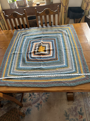 Kleine handgefertigte Vintage gehäkelte Wolldecke Granny Square. Babydecke.