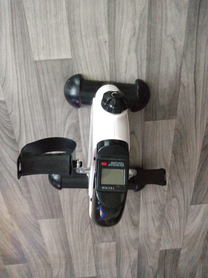 TDC T-C CA Bike Portable Under Desk Arm Leg Foot Pedal Exercise Stationary White - Image 2 of 4