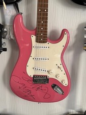 GUITARE SIGNEE DE AVRIL LAVIGNE + PHOTO