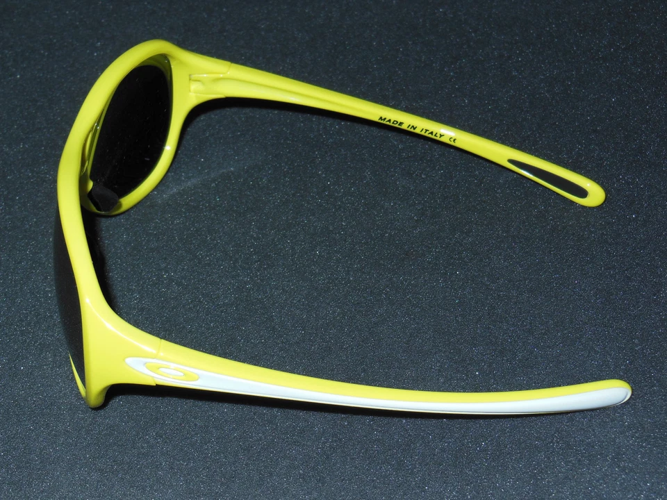 Nuevas gafas de sol Oakley Twentysix,2 girasol/negro iridio 26 Twentysix amarillo Foto 3 de 4