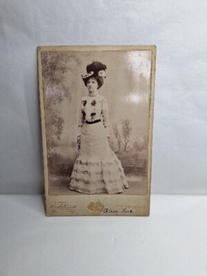 Viktorianisches Schrankfoto atemberaubende Mode Dame benannt Federmütze Kleid Eddison