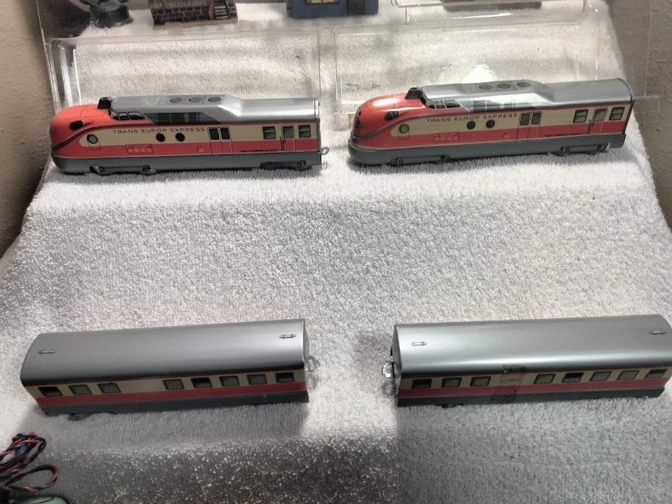 HO scale Distler Toy "Trans Europ Express" Diesel Locomotive Set (Track & Pack) - Image 4 of 4