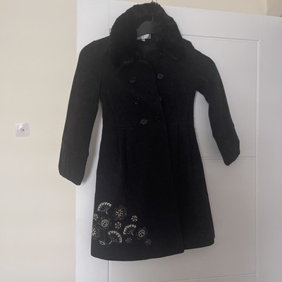 Jasper Conrad schwarzer Mantel Jacke Pelzkragen glitzernd Glitzer Alter 8. 
