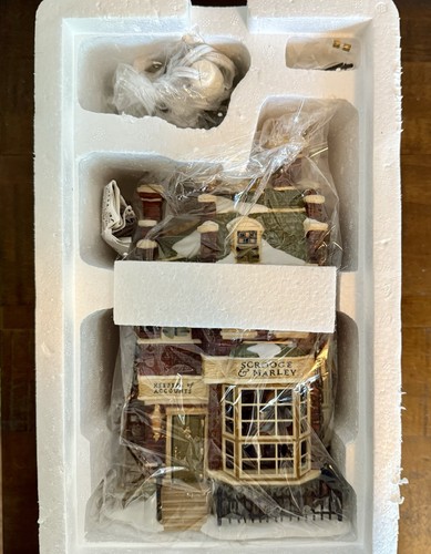 Dept 56 SCROOGE MARLEY COUNTING HOUSE 58483 Dickens Village Canto di Natale 3D - Foto 10 di 14