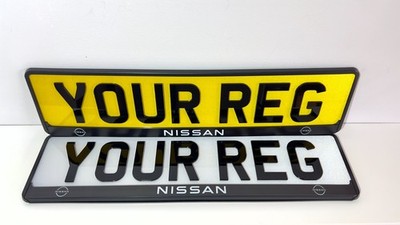 2x Nissan UV Druck Auto Nummernschild Einfassung Halter Rahmen *Authentisch*