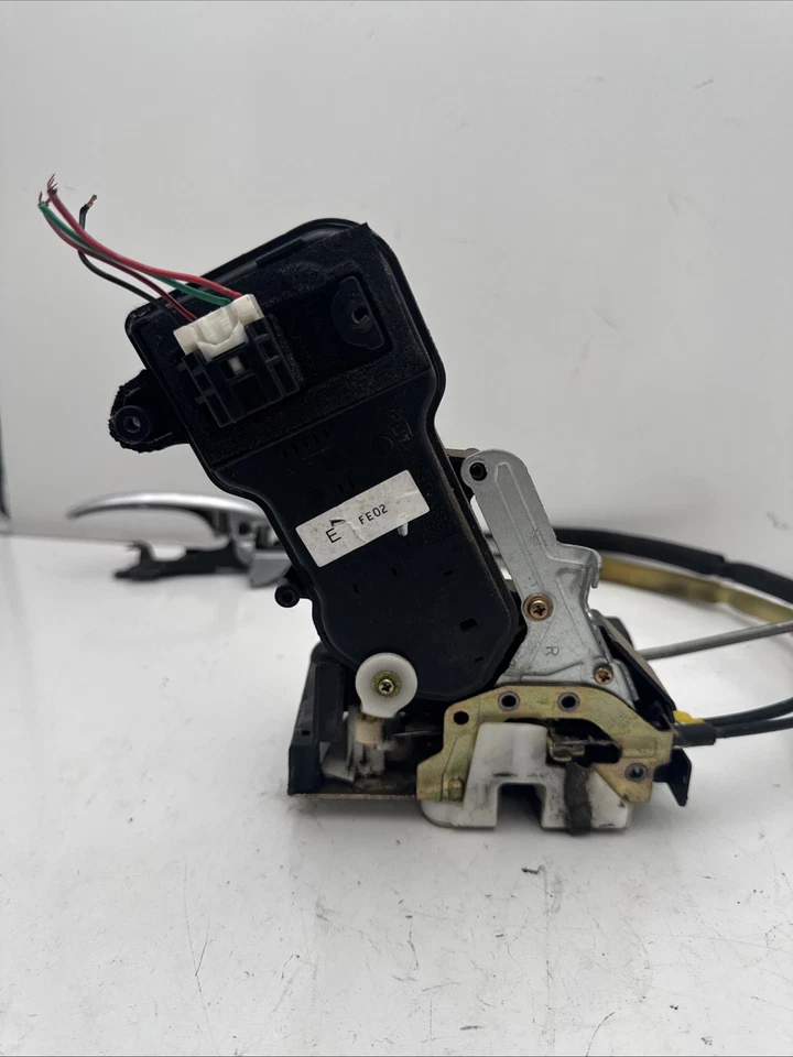 2005 Mazda RX8 atuador de trava de porta dianteiro direito motoristas OEM usado B358-19 - Imagem 2 de 4