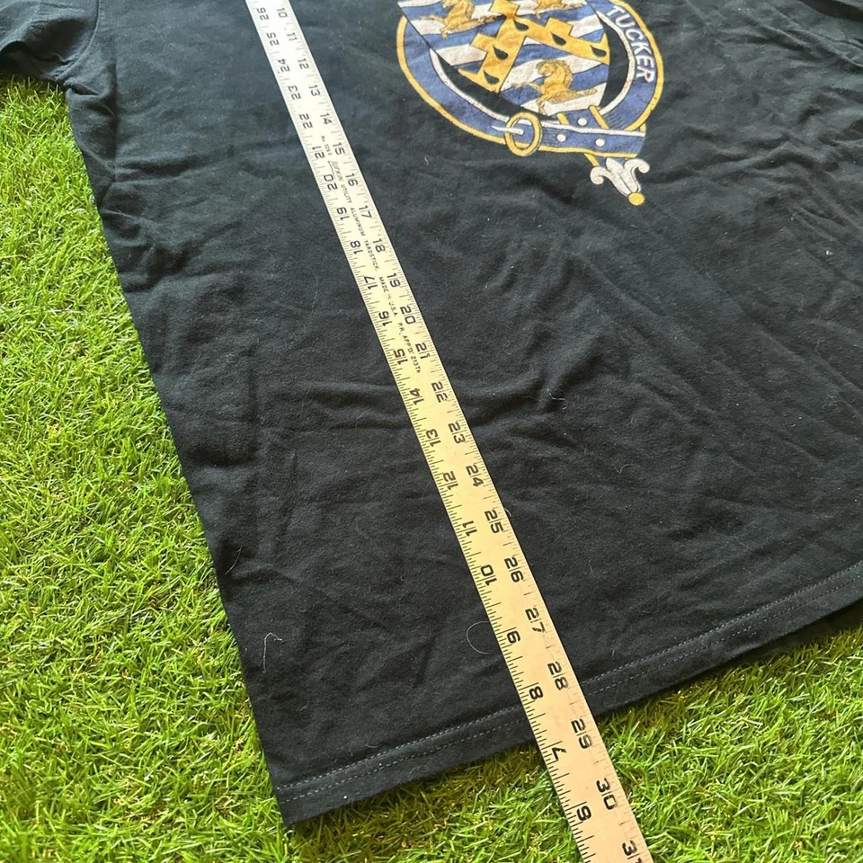 Camiseta Escudo de Armas Tucker Foto 3 de 4