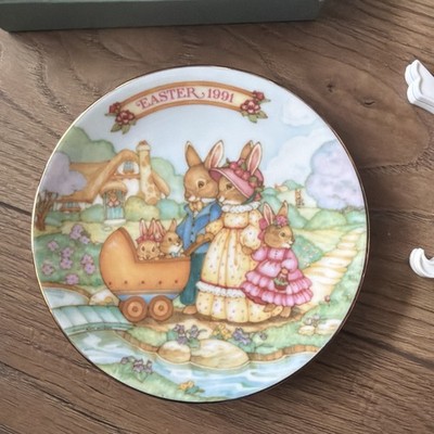 Avon Fine Collectibles ''Springtime Stroll'' 1991 Easter 5  Plate 22K Gold Trim 