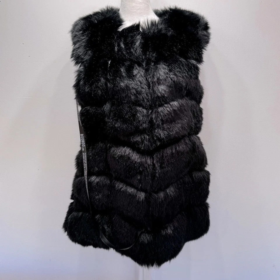 Chaleco de piel sintética negro de Boohoo acolchado cierre de gancho y ojo glamour Mobwife City Chic Foto 2 de 4