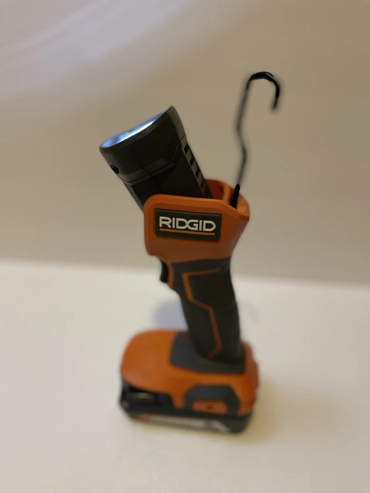 Ridgid R8695B - Luz de Trabajo LED Inalámbrica 18V 18 Voltios con Batería y Cargador de 2Ah Foto 2 de 4