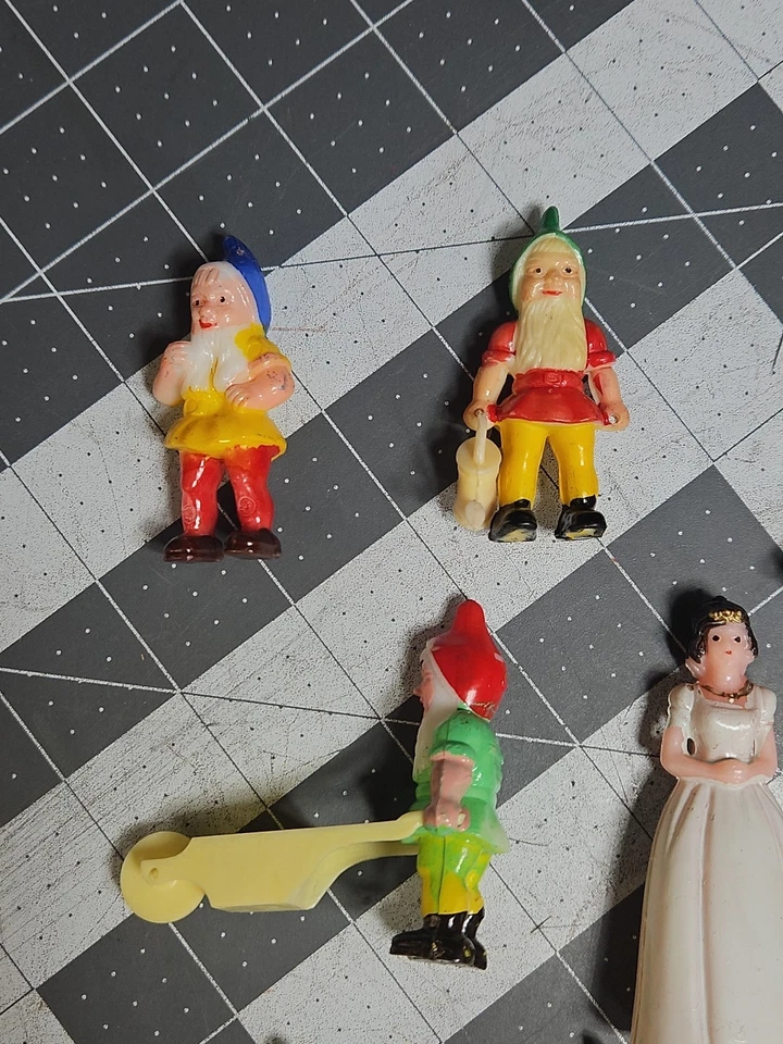 Juego de 12 figuras de plástico vintage de Blancanieves y los siete enanitos CAKE TOPPER GUC Foto 3 de 4