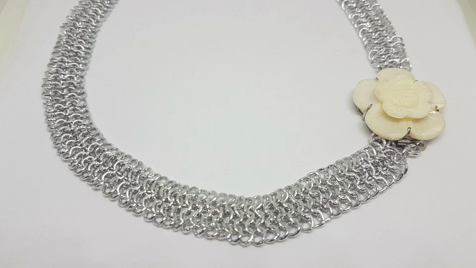 Girocollo In Alluminio Color Argento e Madreperla Bianca NUOVO Handmade - Immagine 2 di 4