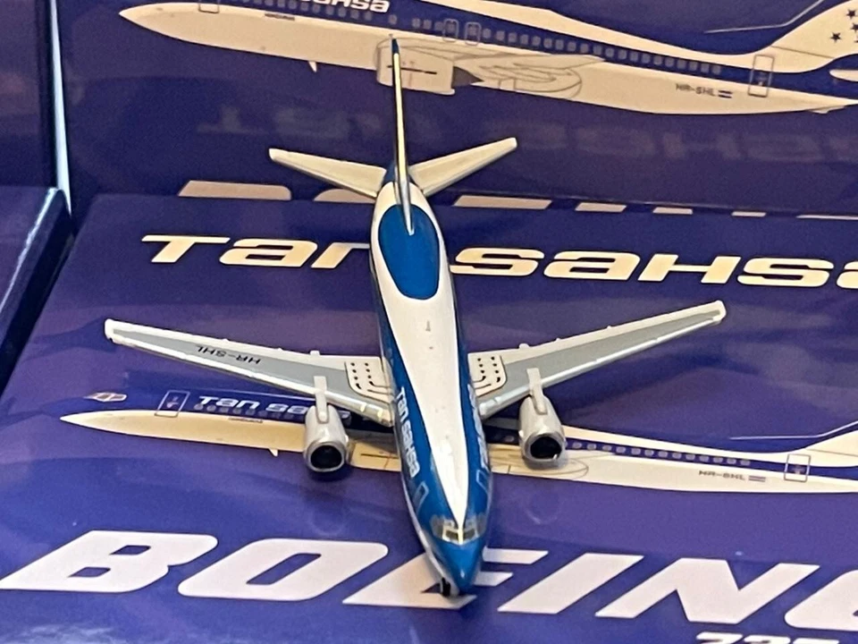 Желтовато-коричневый Sahsa / Boeing 737-400 / EAV400-SHL / 1:400 - Изображение 4 из 4