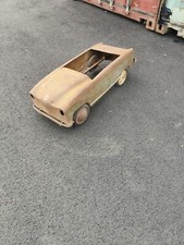 ancienne voiture à pédales