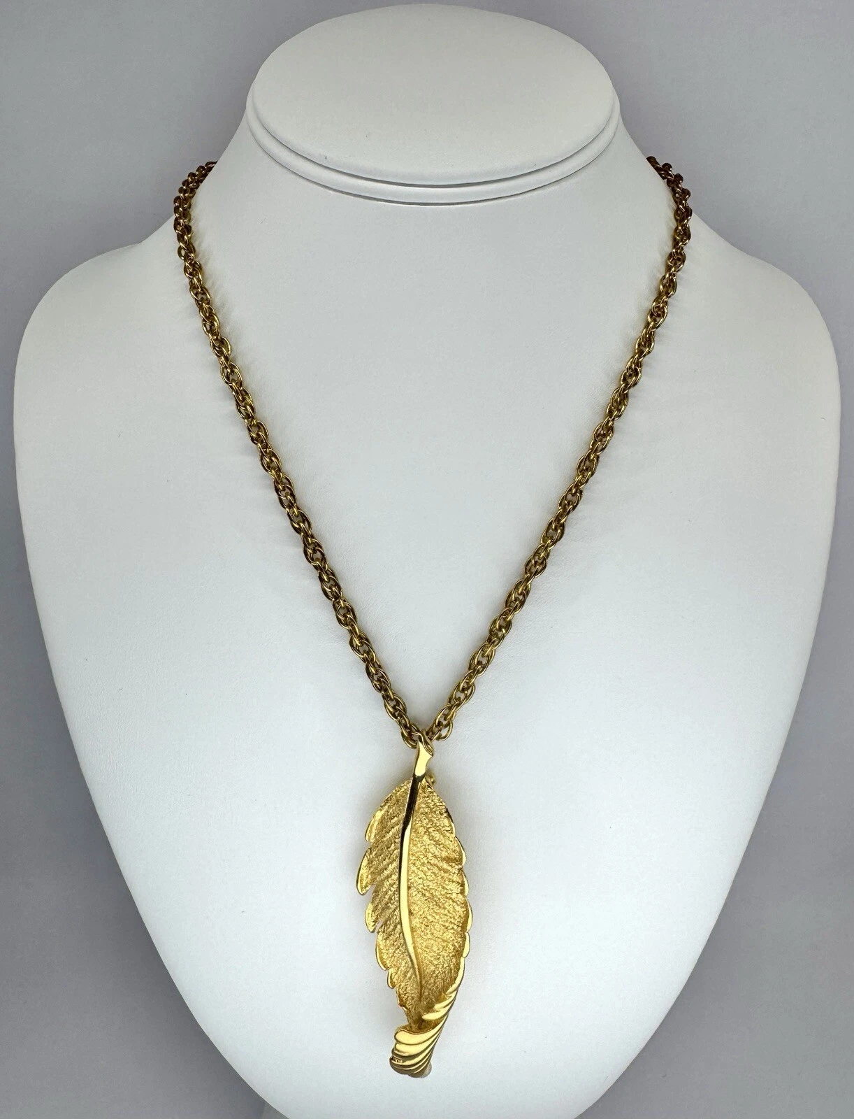 HOBÉ Gold Tone Leaf Feather Design Brooch Vintage Necklace Jewelry N25