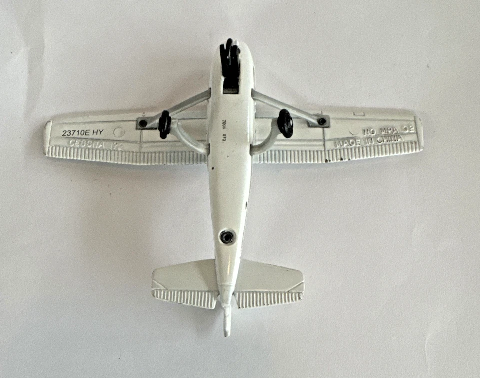 Runway 24 Diecast Collectible Cessna 172 Daron Collectibles Blue / White - Image 3 of 4