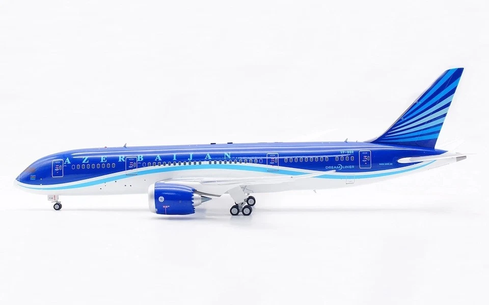Azerbaijan Airlines / Boeing 787-8 / VP-BBR / IF788J20825 / 1:200 *ÚLTIMAS PIEZAS* Foto 3 de 4