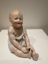 Gebrüder Heubach Porzellanfigur Piano Baby 13cm