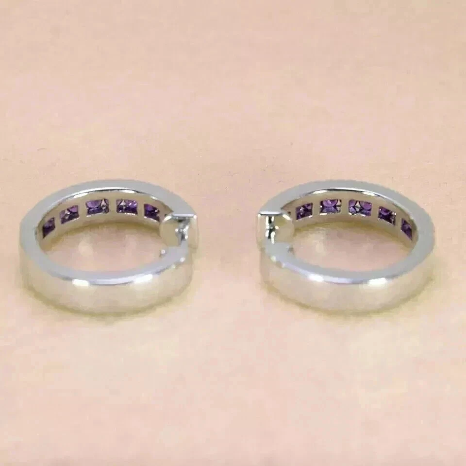 Pendientes de aro de amatista simulada de corte redondo de 1 quilate para mujer enchapados en oro blanco de 14 quilates Foto 4 de 4