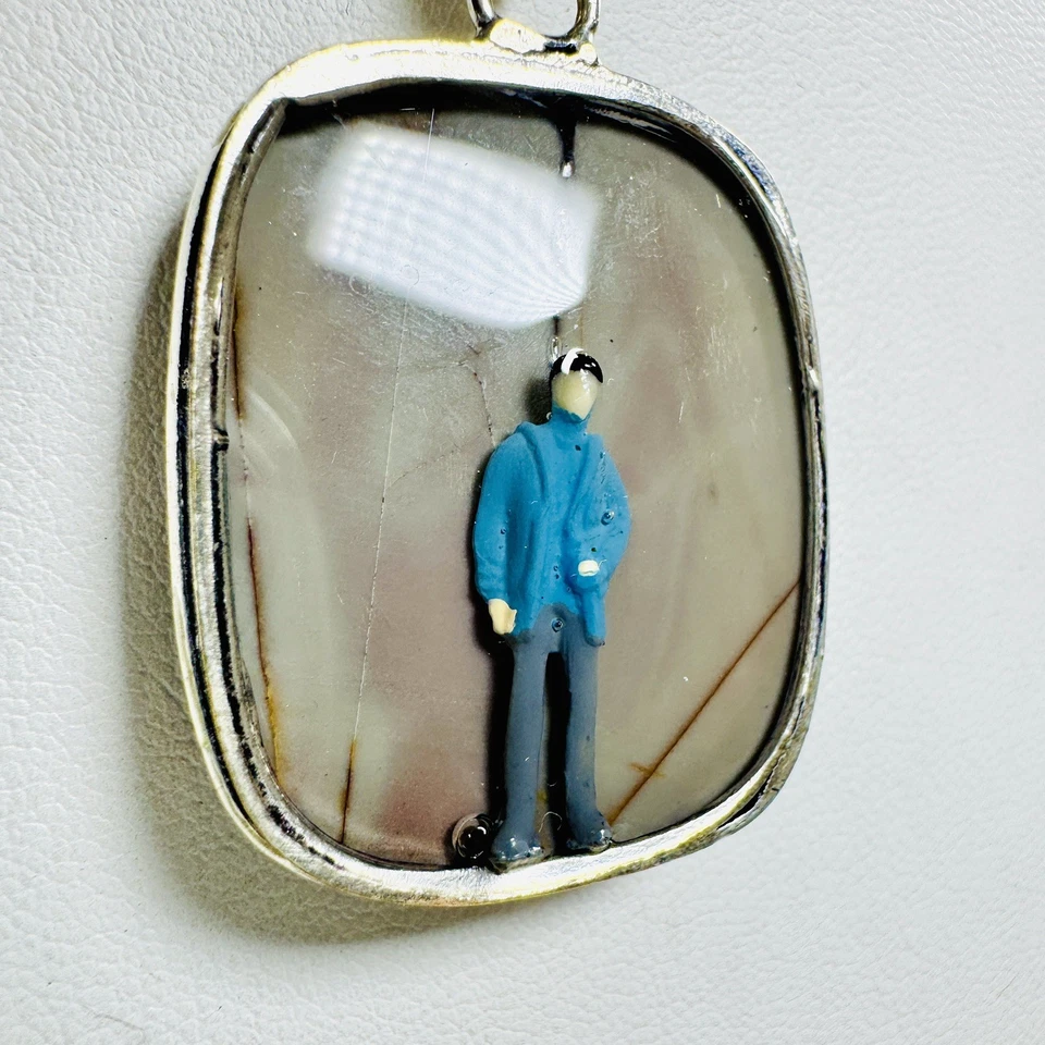 Collar de hombre miniatura de resina hecha a mano de jaspe mookaita único en su clase. Reversible  Foto 3 de 4