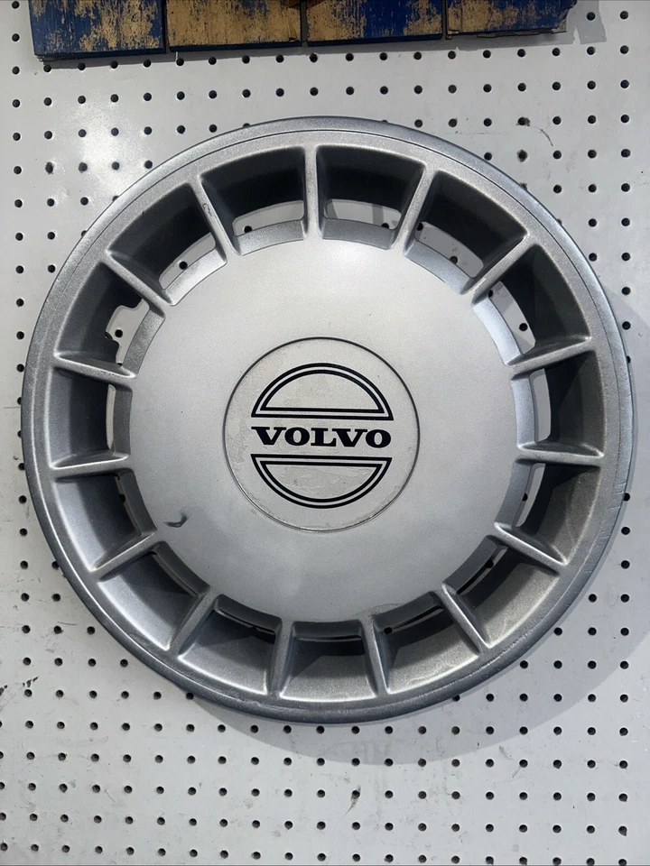 Volvo 240 242 244 hubcap 1989- 1993 fits 14 inch wheels, p/n 3540176, 62002 A 01 - Image 2 of 4