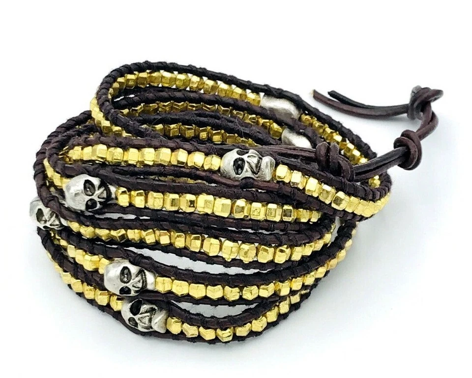 Pulsera envolvente de cuero marrón cuentas de calavera de pirita plateada  Foto 2 de 3