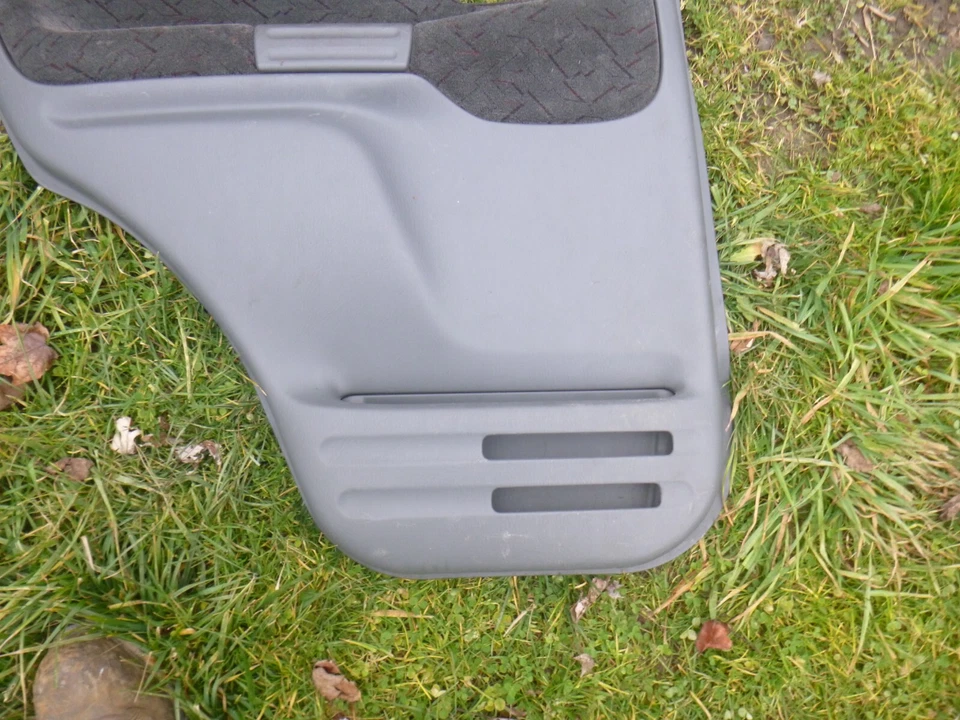 Chevrolet Tracker 2002 panel interior puerta moldura trasera izquierda Foto 3 de 4