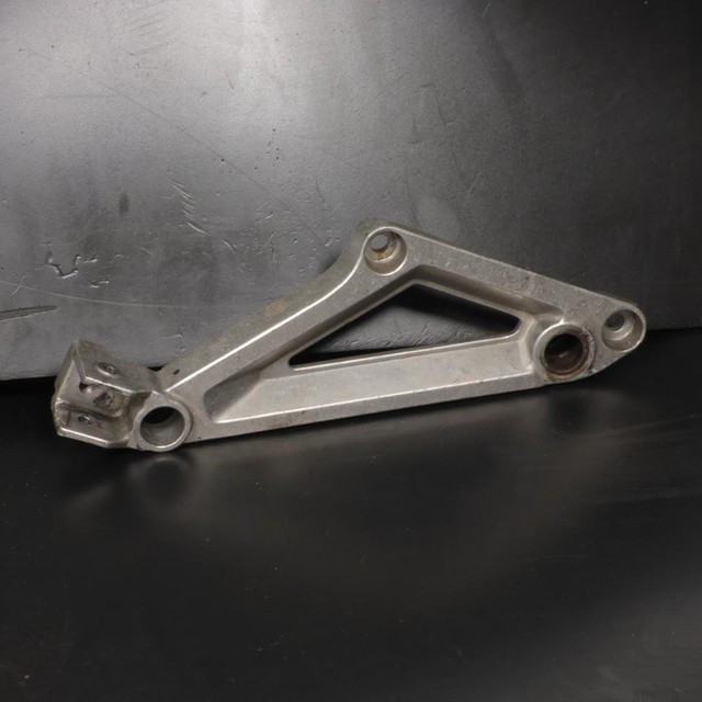 Platine de repose pied passager droit origine pour Moto Honda 750 VFS Sabre 1982